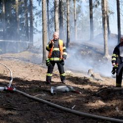 Na pomoc s požárem lesa si velitel zásahu povolal i vrtulník