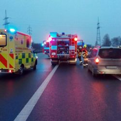 Na silnicích je ledovka. Umožněte průjezd záchranářům