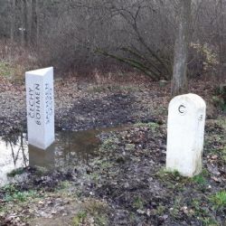 Na trojstátí byla osazena kamenná stéla spojující 3 země