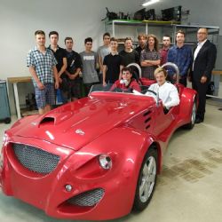 Na výstavě škol je k vidění i replika sto let starého sportovního vozu