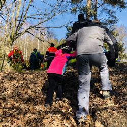 Na zamrzlé přehradě Skalka se do ledu probořil muž
