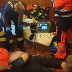 Nejdek: Hasiči s MP použili AED k obnovení životních funkcí u osoby v bezvědomí