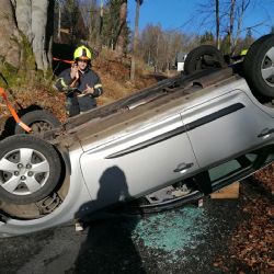 Nejdek: Osobní vozidlo skončilo na střeše