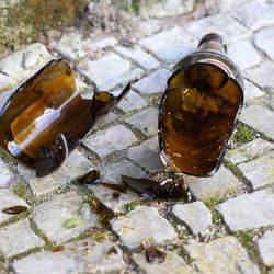 Nejdek: Po muži házela lahve od piva 