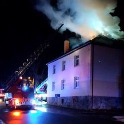 Nejdek: Požár ubytovny. Vyhlášen byl druhý stupeň poplachu