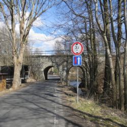 Nejdek: Řidič narazil do železničního nadjezdu