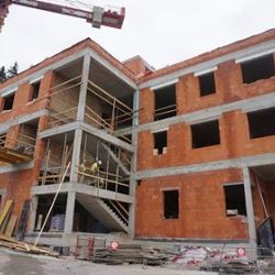 Nejdek: Stavebníci dokončili hrubou stavbu hospice podle plánu