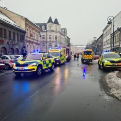 Nejdek: Uvolněný kus ledu ze střechy vážně zranil jednu osobu