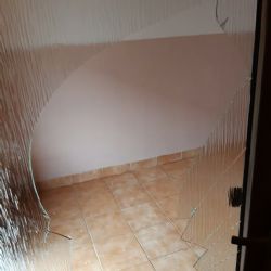 Nejdek: Vztek si vybil na dveřích a dopravním značení