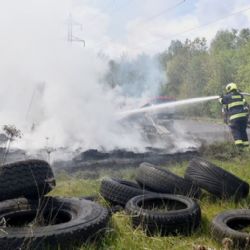 Nové Sedlo: Čtyři jednotky hasičů likvidovaly požár odpadů