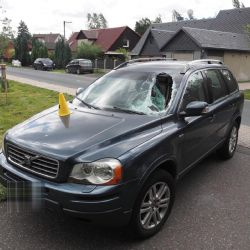 Nové Sedlo: Z autobusu odlétlo víko. Poškodilo projíždějící auto