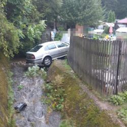 Oloví: Auto přeskočilo potok a zaparkovalo v zahradě
