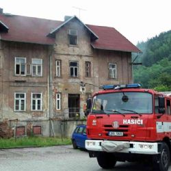 Oloví: Hasiči likvidovali požár odpadu v domě určeném k demolici