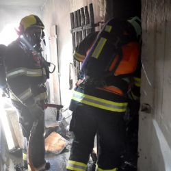 Oloví: Požár sklepa. Někteří obyvatelé domu museli být evakuováni hasiči