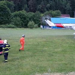 Oloví: Srážka dvou osobních vozidel. Na místo letěl vrtulník