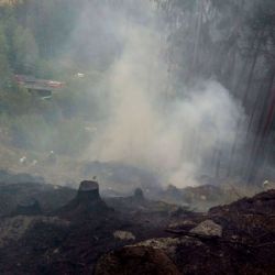 Oloví: U města hořel v prudkém kopci les