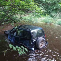 Oloví: Vrak vozidla v říčce Svatava 