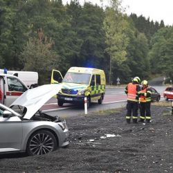 Olšová vrata: Střet dvou vozidel s převozovou sanitkou