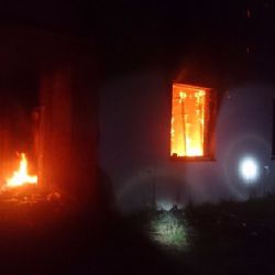 Ostrov: Čtyři jednotky hasičů likvidovaly požár opuštěné budovy