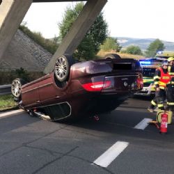 Ostrov: Hasiči zasahovali u dopravní nehody s únikem provozních kapalin