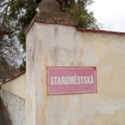 Ostrov: Město nechá opravit hřbitovní zeď i čučky u vstupní brány