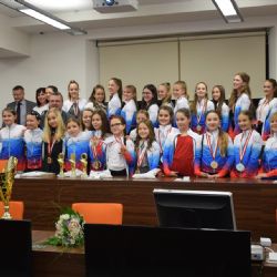 Ostrov: Taneční skupina Mirákl převzala od starosty ocenění