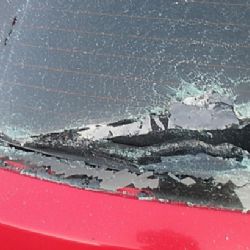 Ostrov: Po hádce začal ničit vozidlo