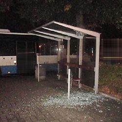 Ostrov: Poničil zastávku i výlohu prodejny