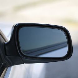 Ostrov:  Poškodil zpětné zrcátko vozidla