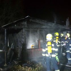 Ostrov: Požár chatky