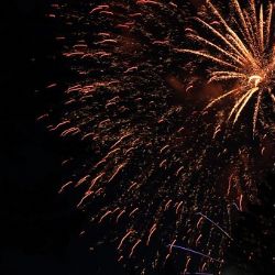 Ostrov: Požár na základní škole způsobil ohňostroj