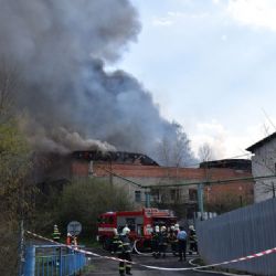 Ostrov: Požár zcela zničil halu firmy na výrobu lepenky