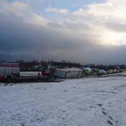 Ostrov: Pozor! Kamion v příkopu