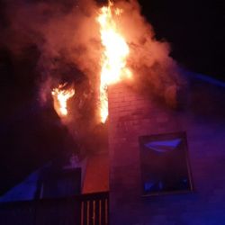 Ostrov: Při požáru střechy domu se zranily dvě osoby