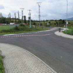 Ostrov: Řidiči se na vozidle převrátil 200 litrový barel