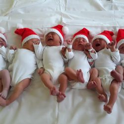 Ostrov: Sestřičky z porodnice pletou dětem vlněné čepičky