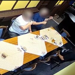 Ostrov: Střelnou zbraní ohrožoval v baru několik lidí