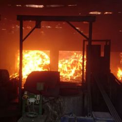 Ostrov: U požáru firmy na výrobu lepenky zasahovalo 13 jednotek hasičů