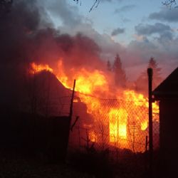 Ostrov: U požáru zahradní chatky zasahovaly čtyři jednotky hasičů