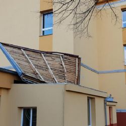 Ostrov: Včera hasiči řešili nejen popadané stromy, ale i poškozené střešní krytiny