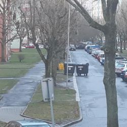 Ostrov: Vlivem silného větru po městě létají nezajištěné předměty