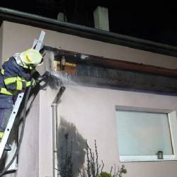 Ostrov: Zábavní pyrotechnika způsobila požár dřevin a následně i domu