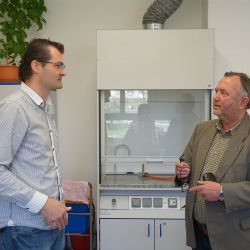 Ostrov: Žáci gymnázia mají moderní laboratoř chemie