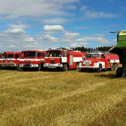 Otročín: U obce hořel lis na slámu