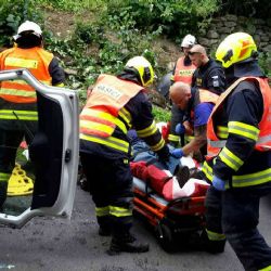 Ovesné Kladruby: Po nehodě zůstaly dvě osoby zaklíněné ve vozidle