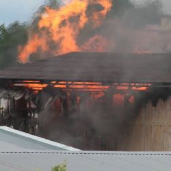 Planá: Hasiči zasahují u požáru skladovací haly s tlakovými lahvemi 