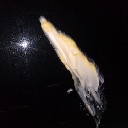 Po záchranářích při nakládání pacientky do sanitky někdo hodil máslo