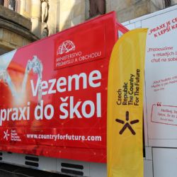 Pojízdná učebna seznámí žáky z celého Česka s technikou a technologiemi