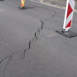 Pokles vozovky uzavřel komunikaci v karlovarské čtvrti Sedlec