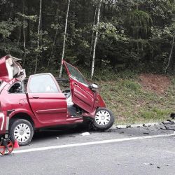 Pomezí nad Ohří: Čelní střet osobního vozidla s kamionem